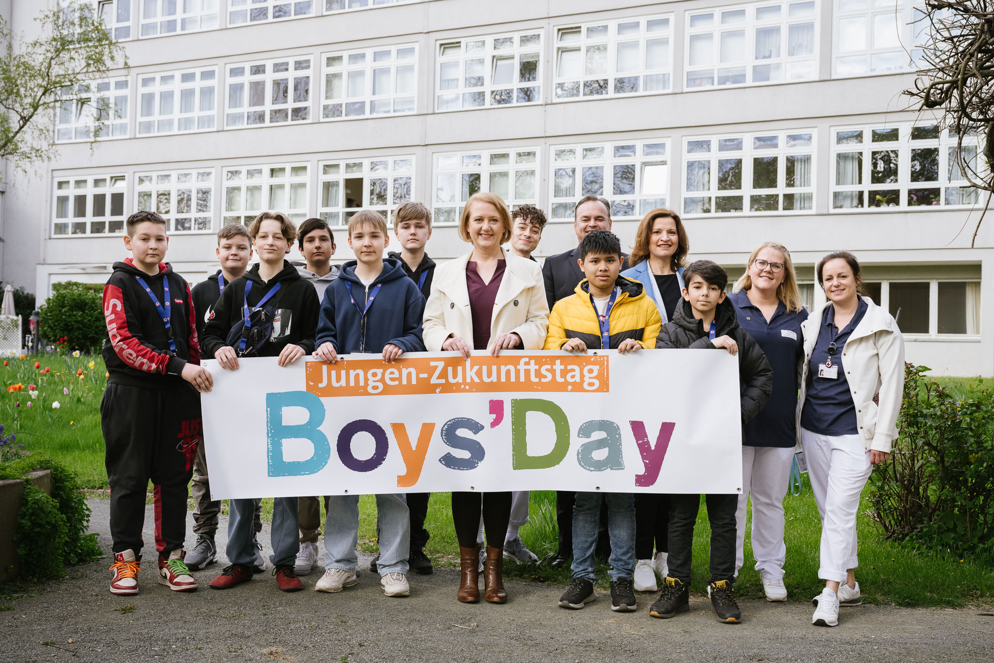Bundesjugendministerin Lisa Paus mit Boys'Day-Teilnehmern und Pflegekräften