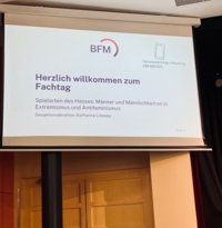 Leinwand mit Schriftzug: Herzlich willkommen zum Fachtag