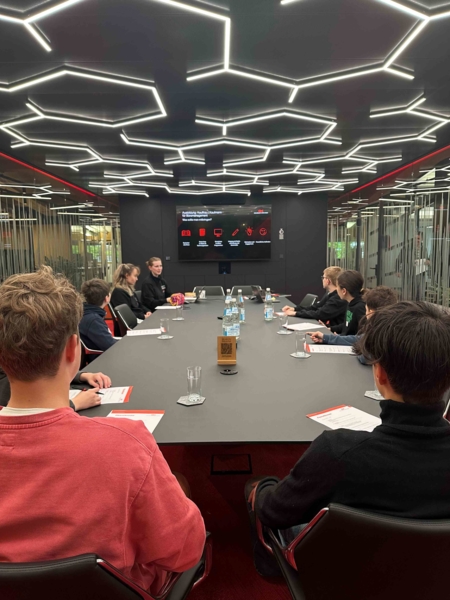 Boys'Day-Teilnehmer bei einer Präsentation am Konferenztisch