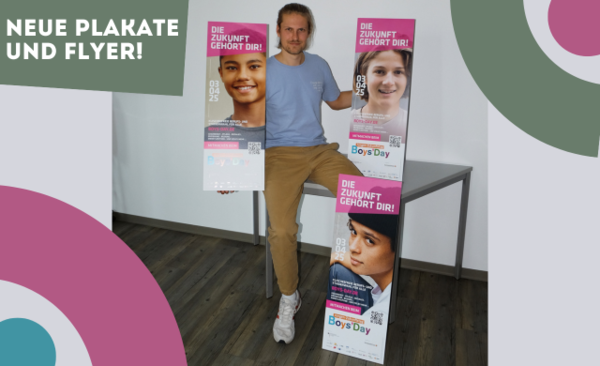 Junge Mann hält Boys'Day-Plakate