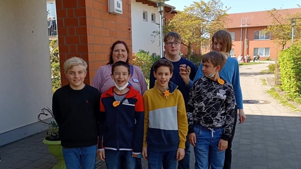 Gruppenbild mit Boys'Day-Teilnehmer und Angestellten der Begegnungsstätte Lauenburg