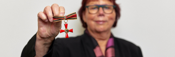 Barbara Schwarze zeigt ihr Bundesverdienstkreuz