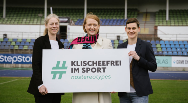 Romy Stühmeier, Lisa Paus und Juliana Groß mit Klischeefrei im Sport-Schild