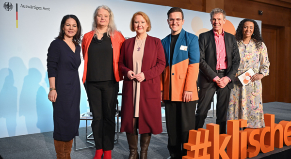 Annalena Baerbock (Bundesaußenministerin), Prof.'in Katharina Zweig (RPTU Kaiserslautern), Lisa Paus (Bundesministerin für Familie, Senioren, Frauen und Jugend), Emre Celik (Antidiskriminierungsexperte), Miguel Diaz (Leiter der Servicestelle der Initiative Klischeefrei), Anne Chebu (Moderatorin) auf der Bühne der Klischeefrei Fachtagung