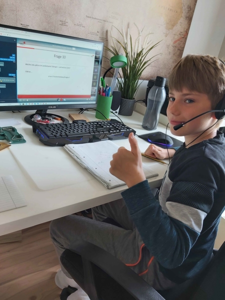 Junge am Schreibtisch mit Computer