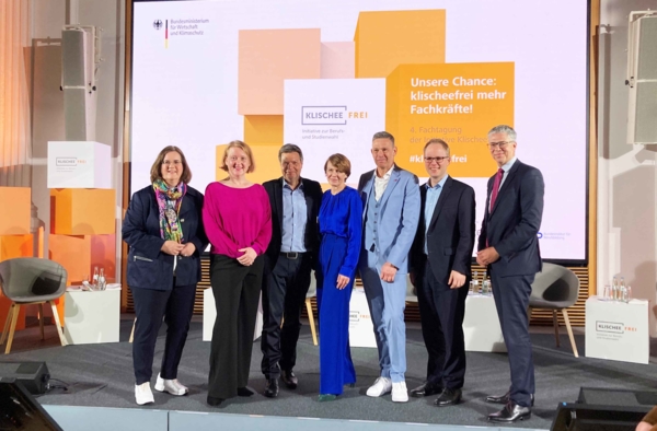 v.l.n.r.: Kerstin Griese (BMAS), Lisa Paus (BMFSFJ), Robert Habeck (BMWI), Elke Büdenbender ( Schirmherrin), Miguel Diaz (Initiative Klischeefrei), Jens Brandenburg (BMBF), Ricklef Beutin (AA)