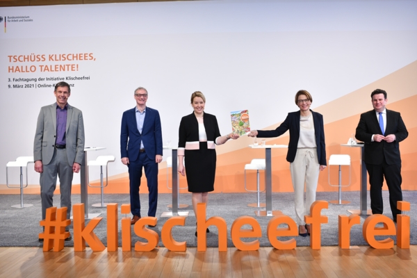 Gruppenbild zur Fachtagung der Initiative Klischeefrei