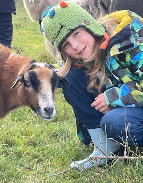 Junge mit Ziege