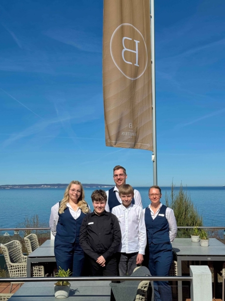 Boys'Day-Teilnehmer mit Hotelteam vor See