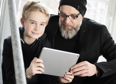 Junge und Mann mit Tablet