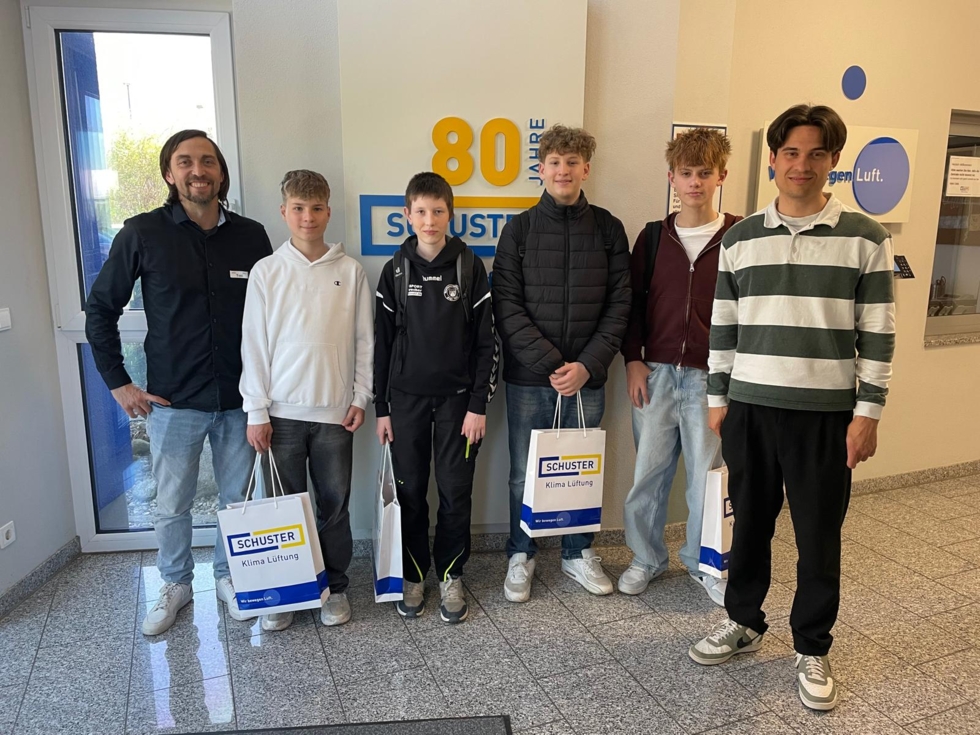 Boys'Day-Teilnehmer vor Firmenlogo