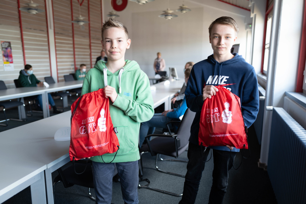 Zwei Jungen mit Sportbeuteln