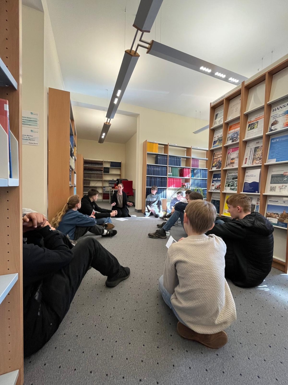 Boys'Day-Teilnehmer in der Bibliothek