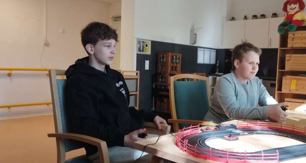 Boys'Day-Teilnehmer im Seniorenheim