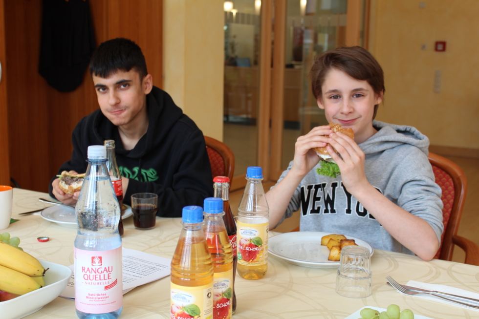 Jungen beim Essen