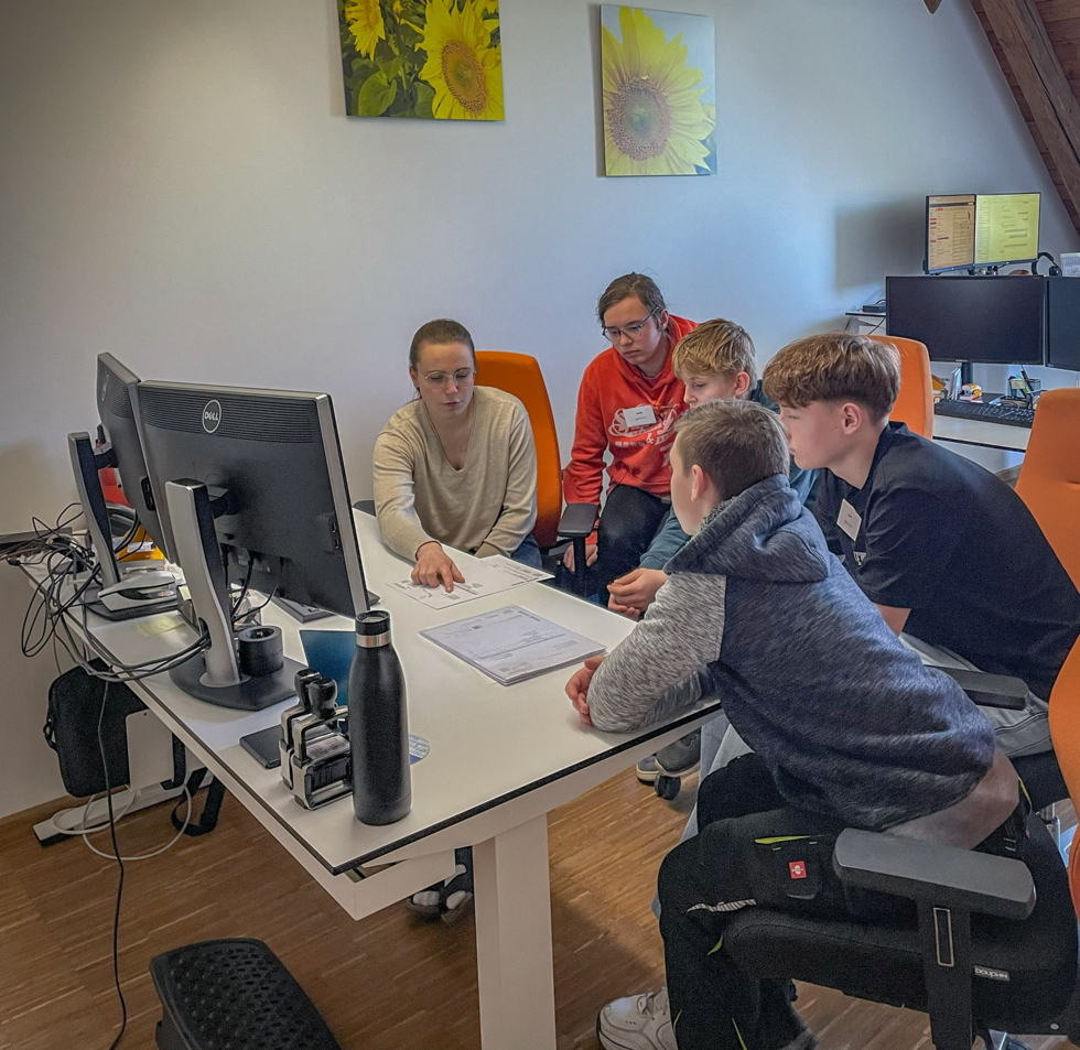 Boys'Day-Teilnehmer im Büro