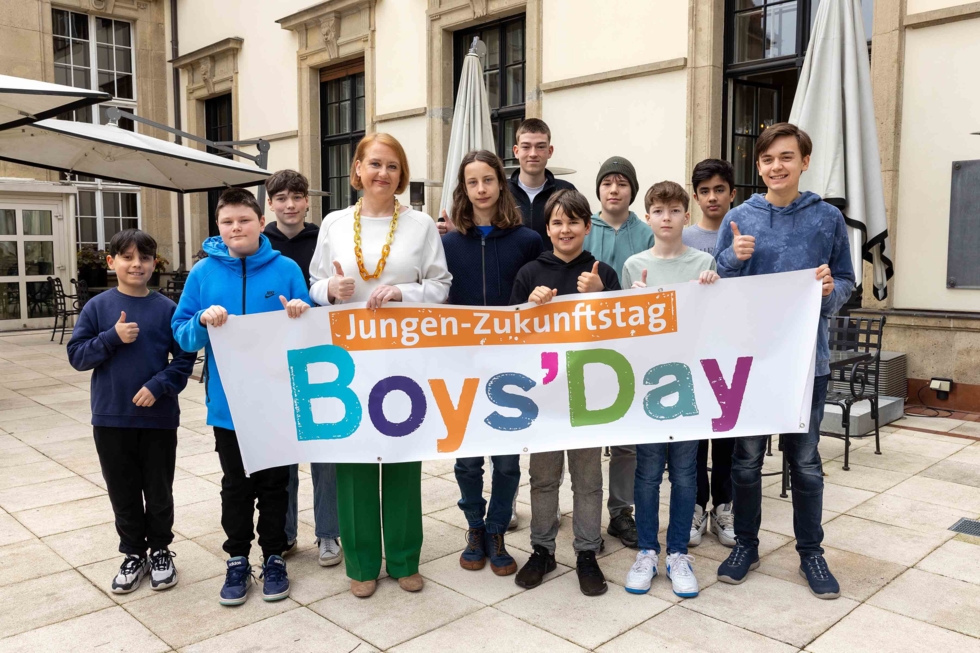 Gruppenbild mit Boys'Day-Teilnehmern und Lisa Paus