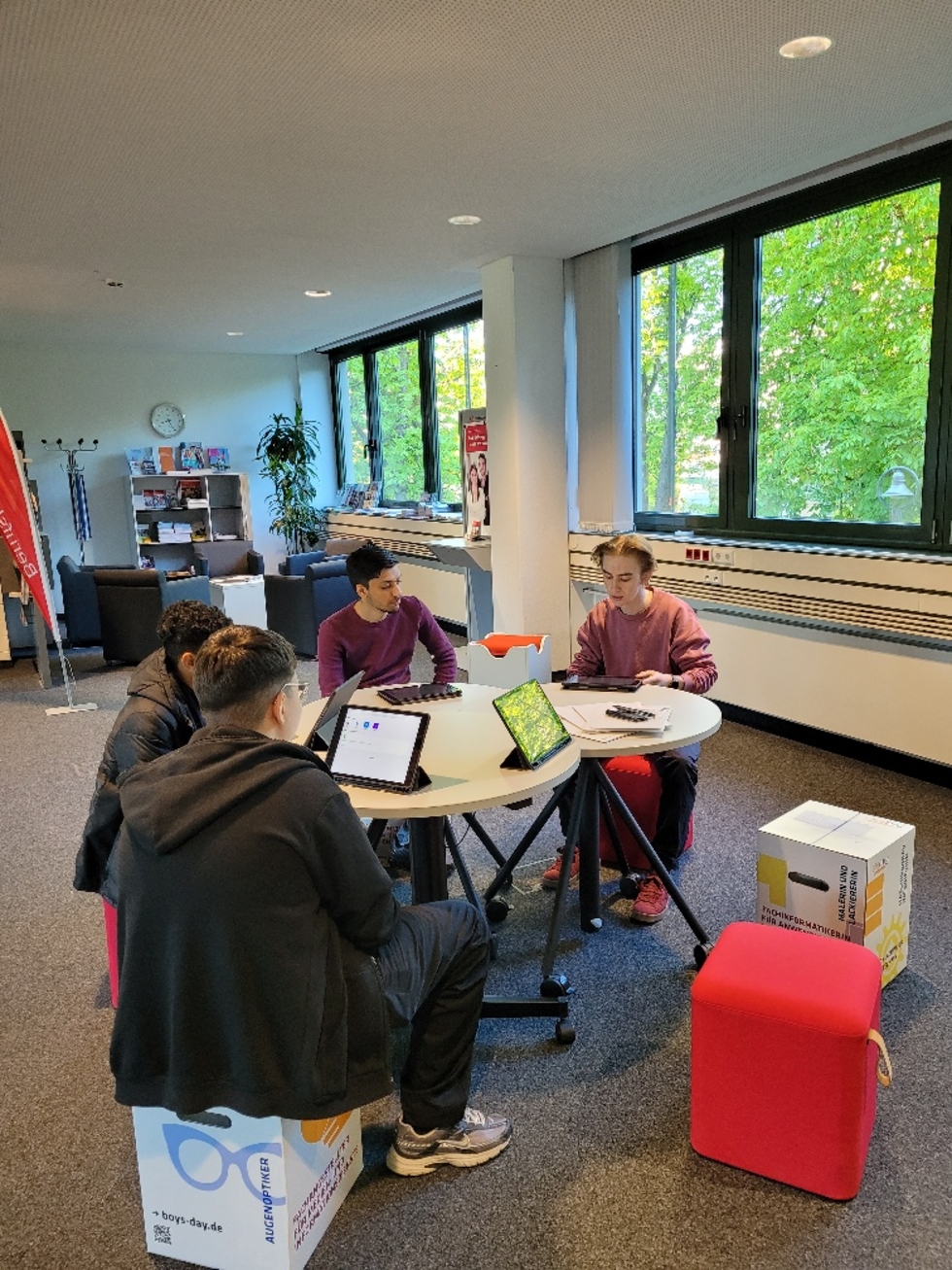 Boys'Day-Teilnehmer in der Agentur für Arbeit