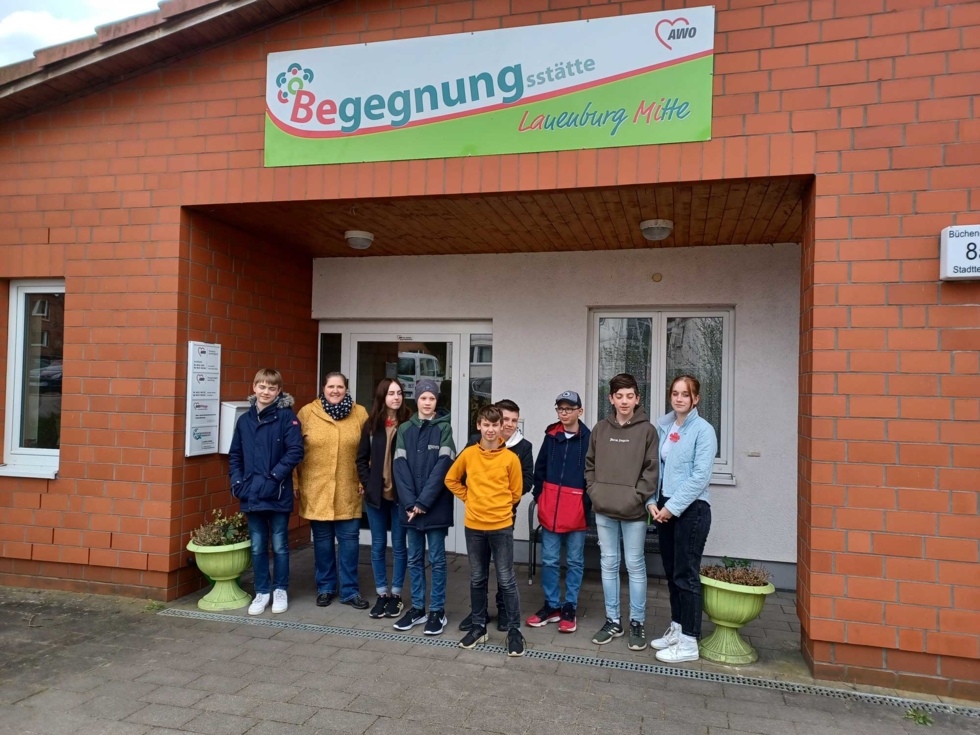 Boys'Day-Teilnehmer vor der Begegnungsstätte Lauenburg