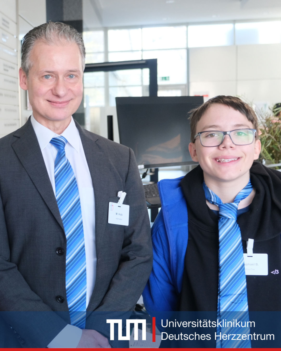 Boys'Day-Teilnehmer mit Mitarbeiter und simultaner Krawatte