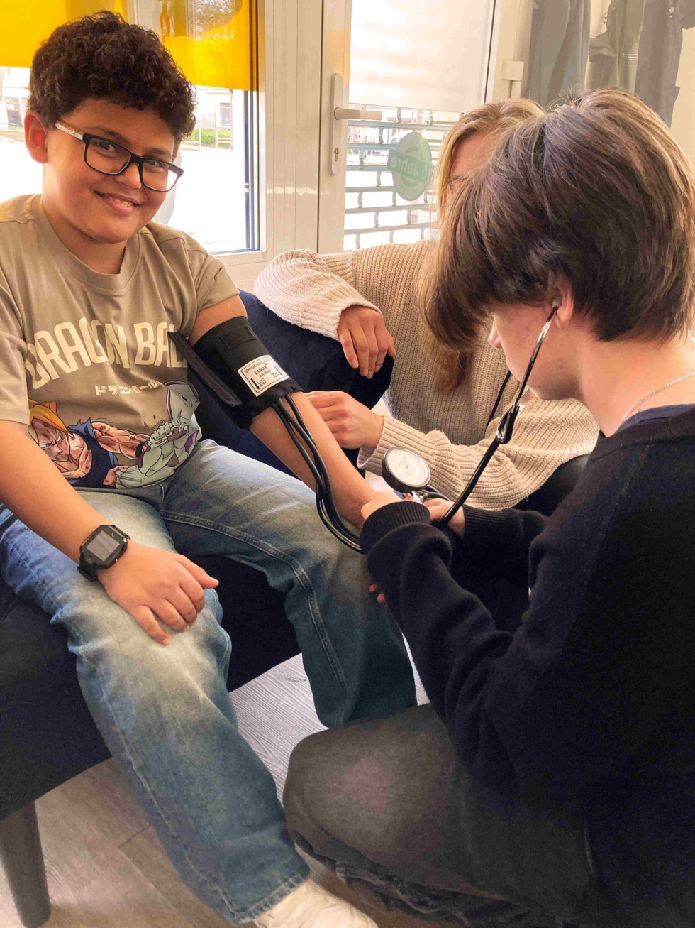 Jungen messen sich gegenseitig den Blutdruck