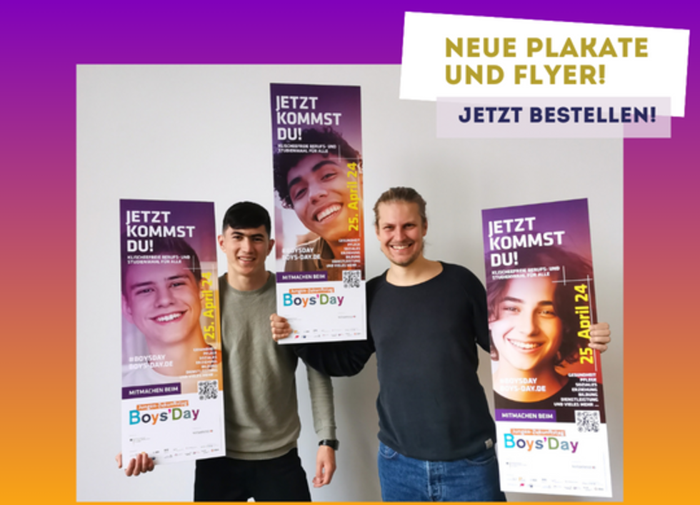 Zwei junge Männer halten Boys'Day-Plakate