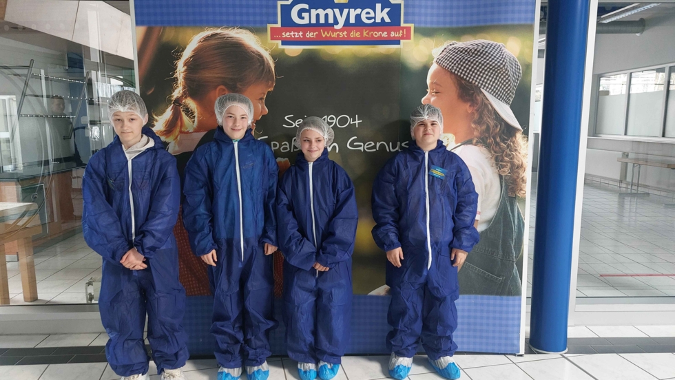 Boys'Day-Teilnehmer mit Hygienenzügen in Fabrik