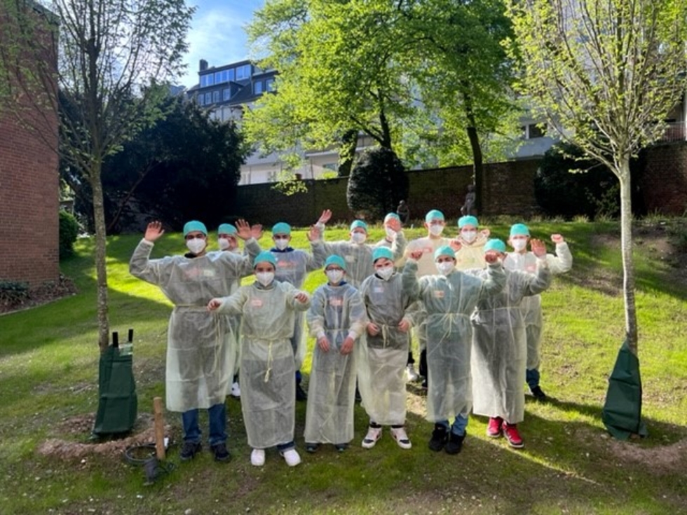 Gruppe von Boys'Day-Teilnehmer in Kitteln und mit Masken