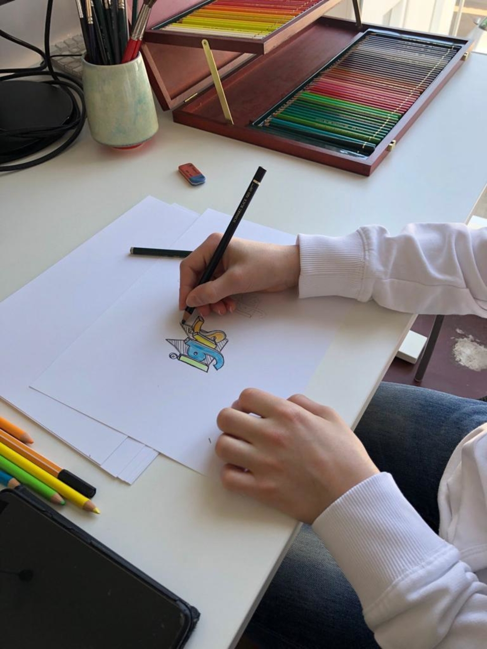 Junge beim Zeichnen eines Logos