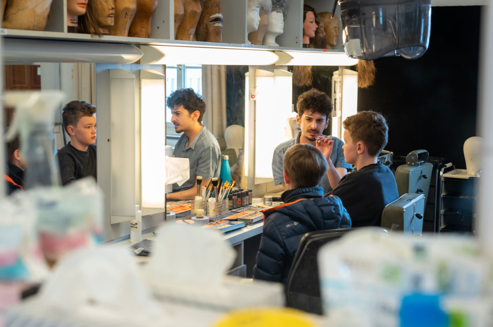 Boys'Day-Teilnehmer in der Maske im Deutschen Theater