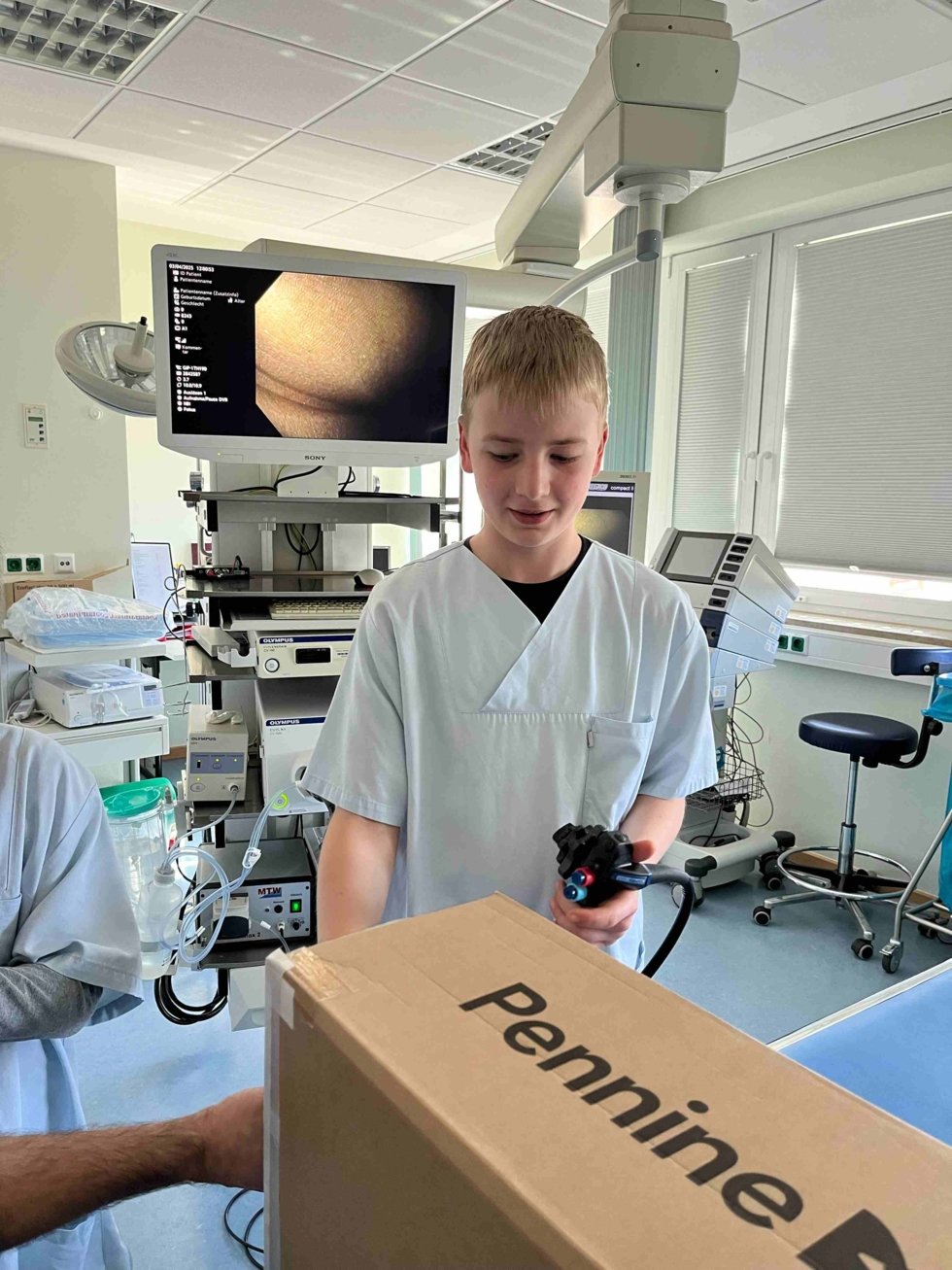 Junge mit medizinischen Geräten in Behandlungsraum