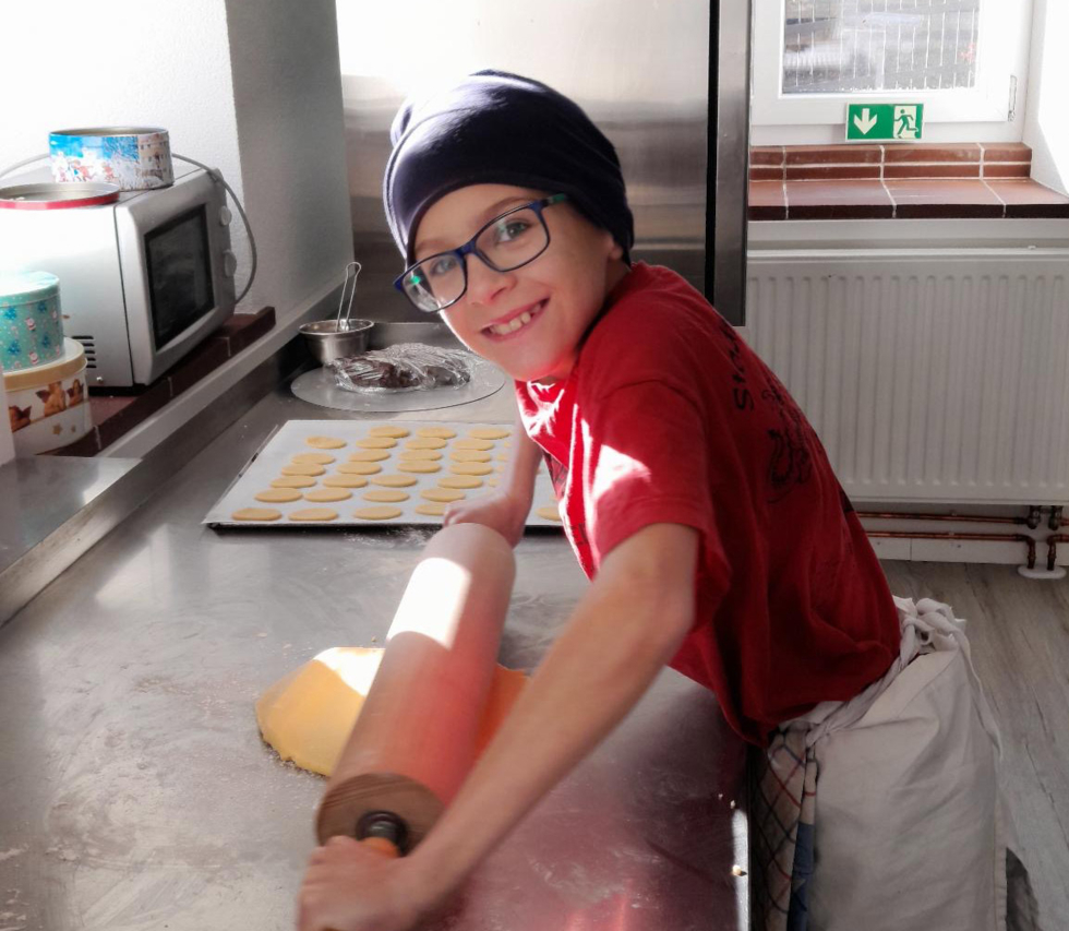 Junge rollt Teig