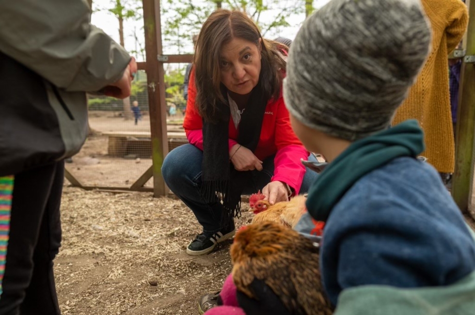 Staatssekretärin Ekin Deligöz mit Kita-Kindern Hühnern