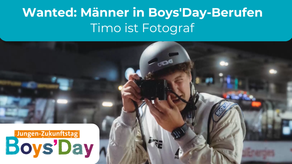 Fotograf mit Kamera und Eishockeyhelm