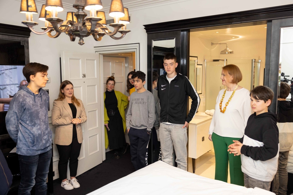 Lisa Paus mit Boys'Day-Teilnehmern im Hotelzimmer