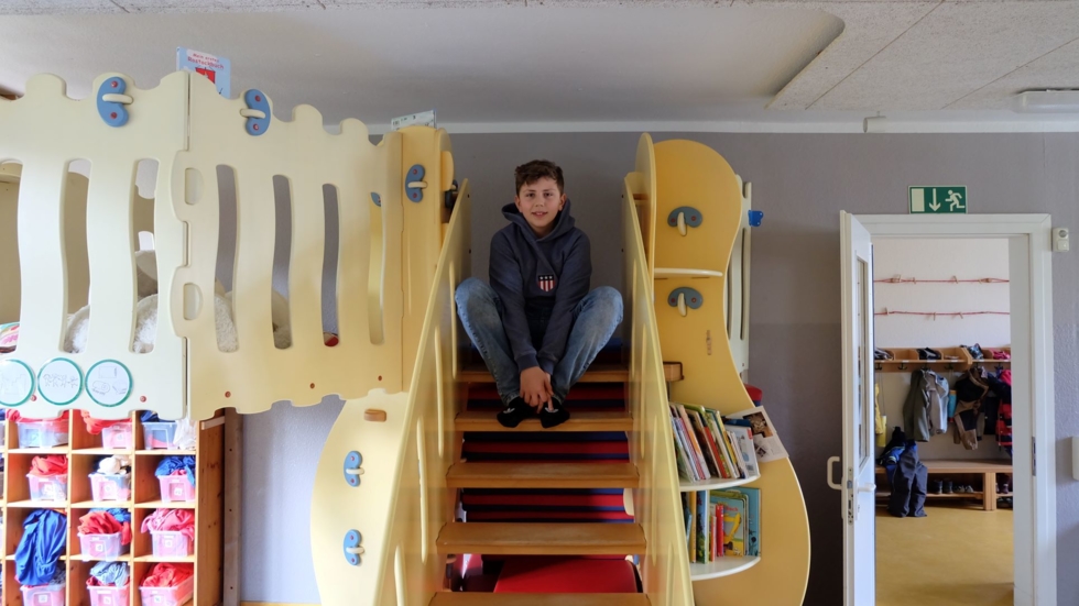 Boys'Day-Teilnehmer auf einer Kindertreppe