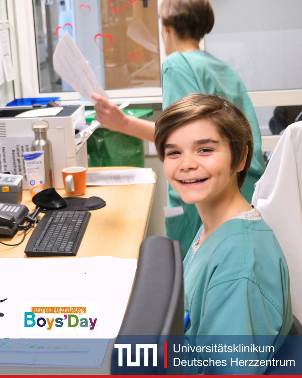Boys'Day-Teilnehmer am Schreibtisch im Krankenhaus