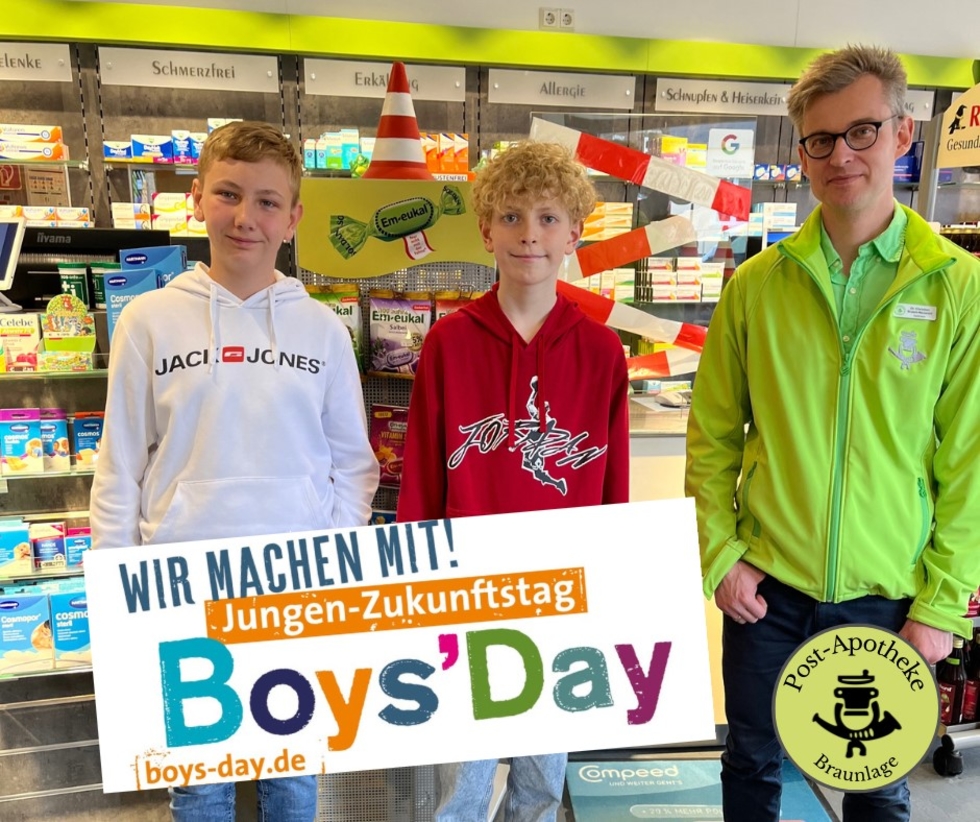 Gruppenbild mit Boys'Day-Teilnehmern und Apotheker