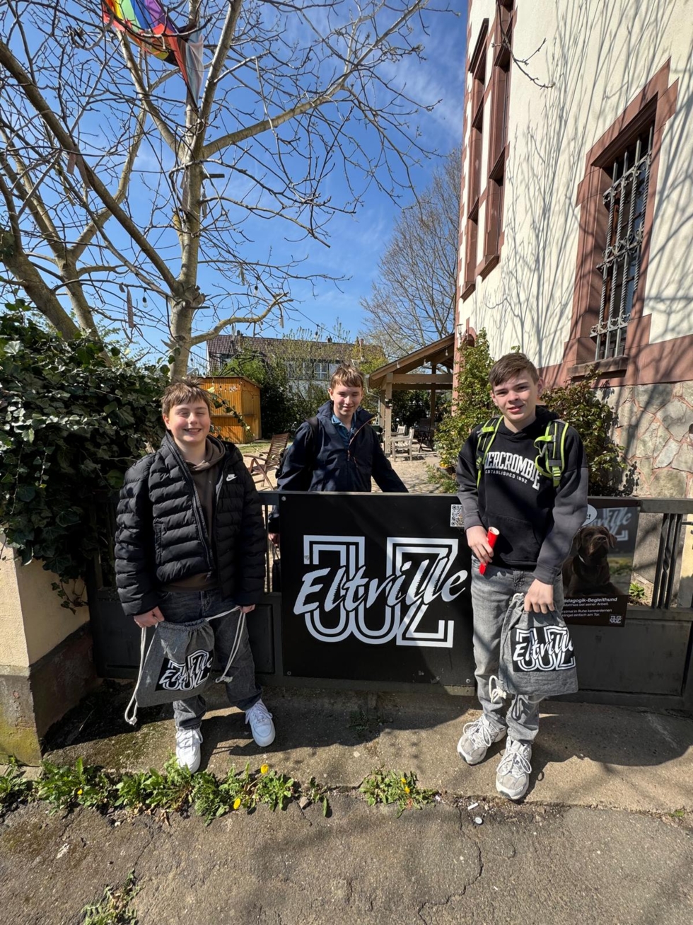 Boys'Day-Teilnehmer vor einem Jugendzentrum