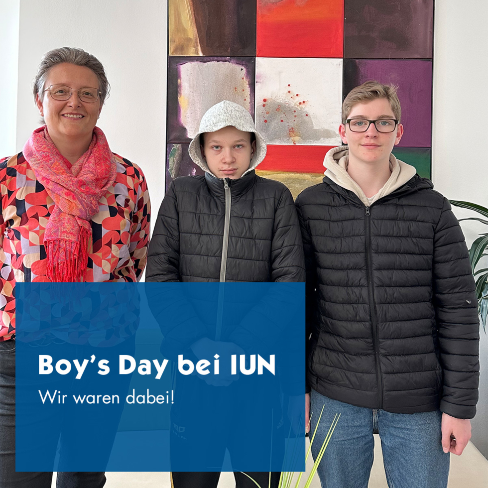 Boys'Day-Teilnehmer mit Mitarbeiteterin und dem Schriftzug Boys'Day bei IUN. Wir waren dabei