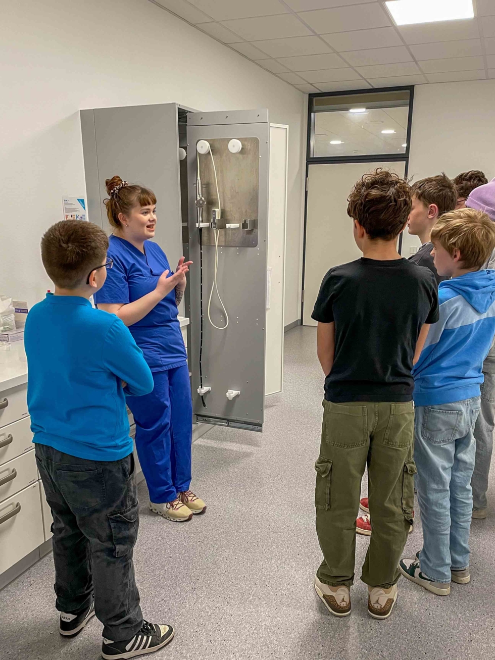 Boys'Day-Teilnehmer schauen Pflegefachfrau zu
