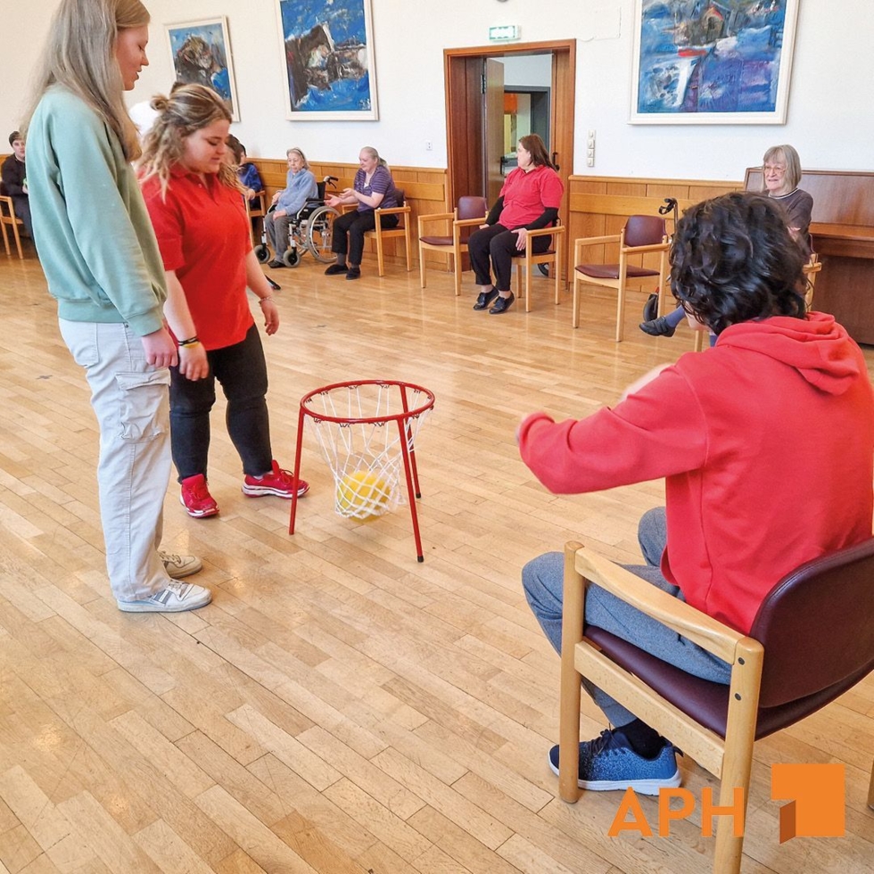 Boys'Day-Teilnehmer beim Ballspiel im Altenpflegeheim