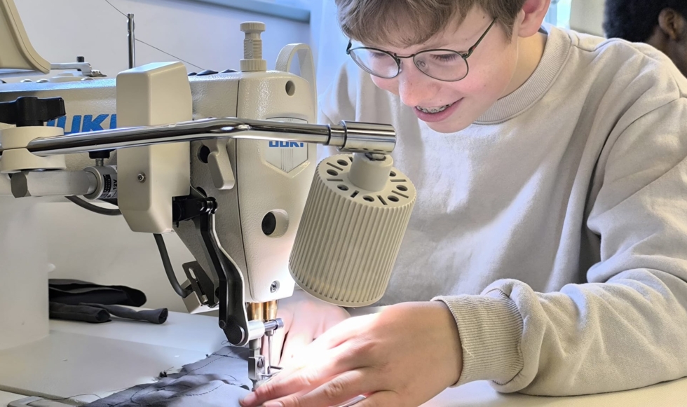 Junge an Nähmaschine
