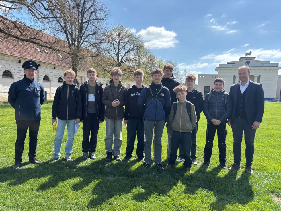Boys'Day-Teilnehmer auf einer Wiese