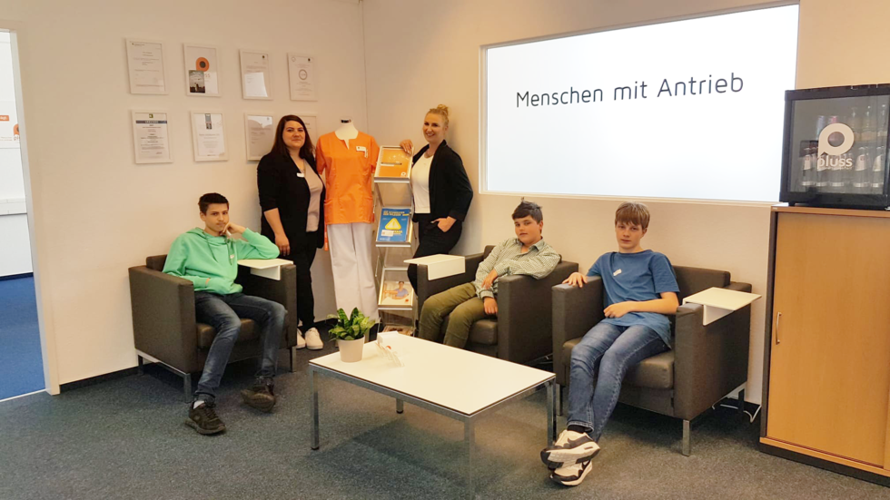 Gruppenbild mit Boys'Day-Teilnehmer und Angestellten der pluss Personalmanagement GmbH