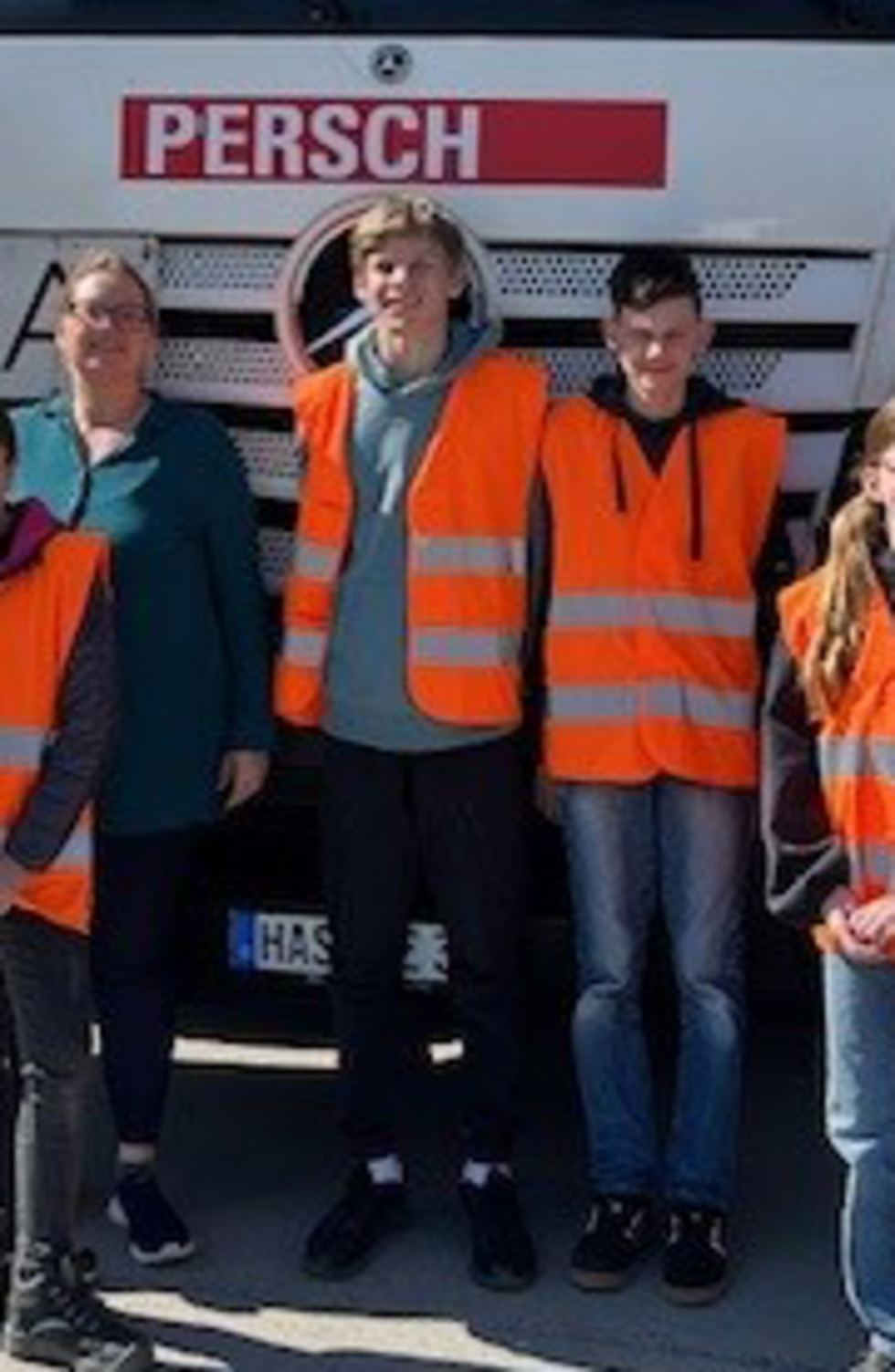Boys'Day-Teilnehmer mit Warnwesten vor LKW