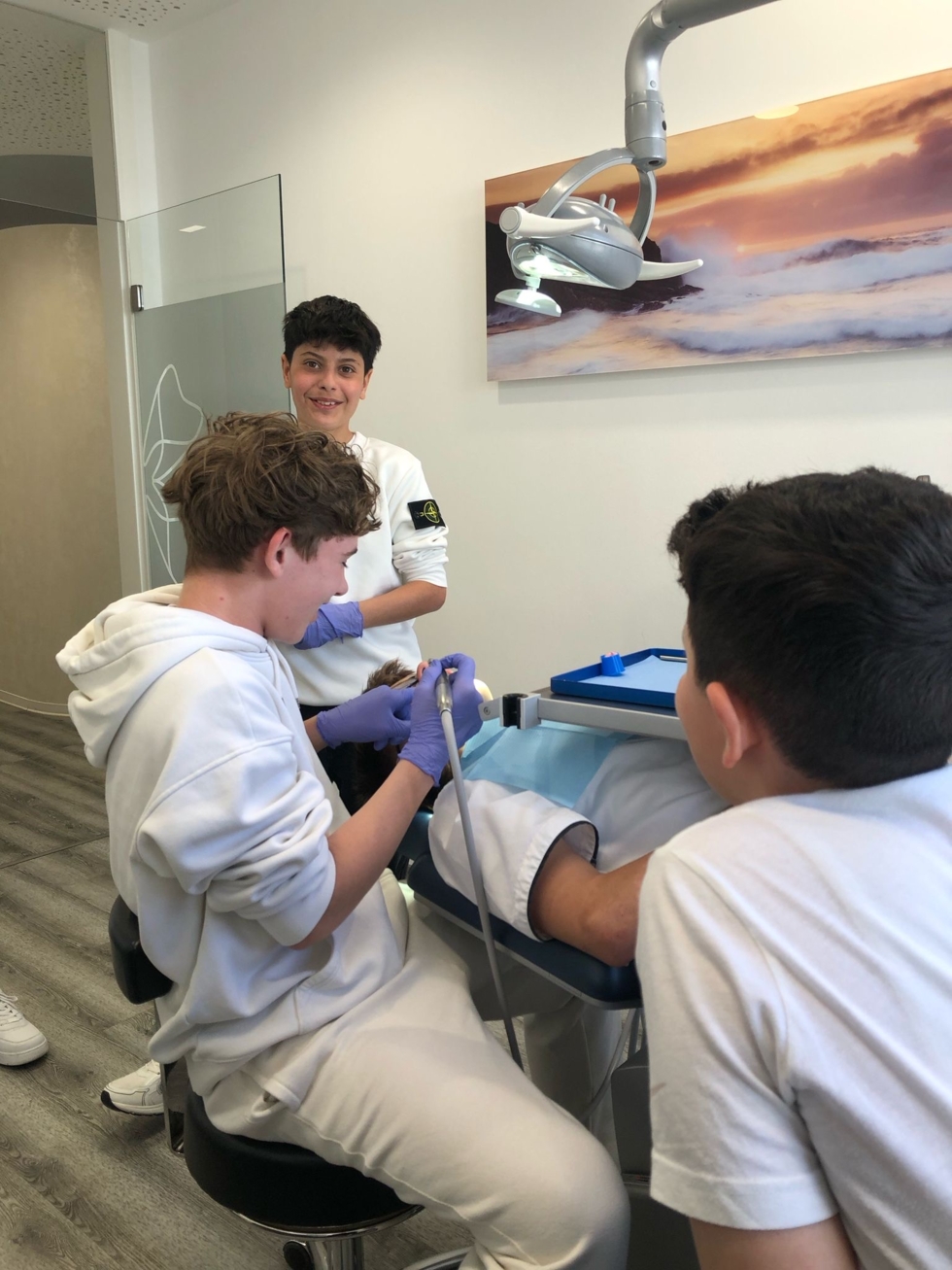 Boys'Day-Teilnehmer üben Zahnarztbehandlung