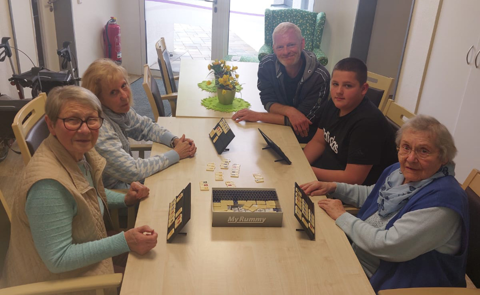 Boys'Day-Teilnehmer spielt Rummikub