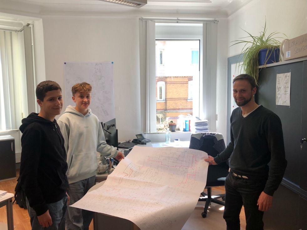 Boys'Day-Teilnehmer im Büro