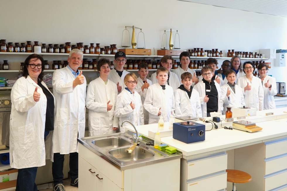 Boys'Day-Teilnehmer mit Laborkleidung